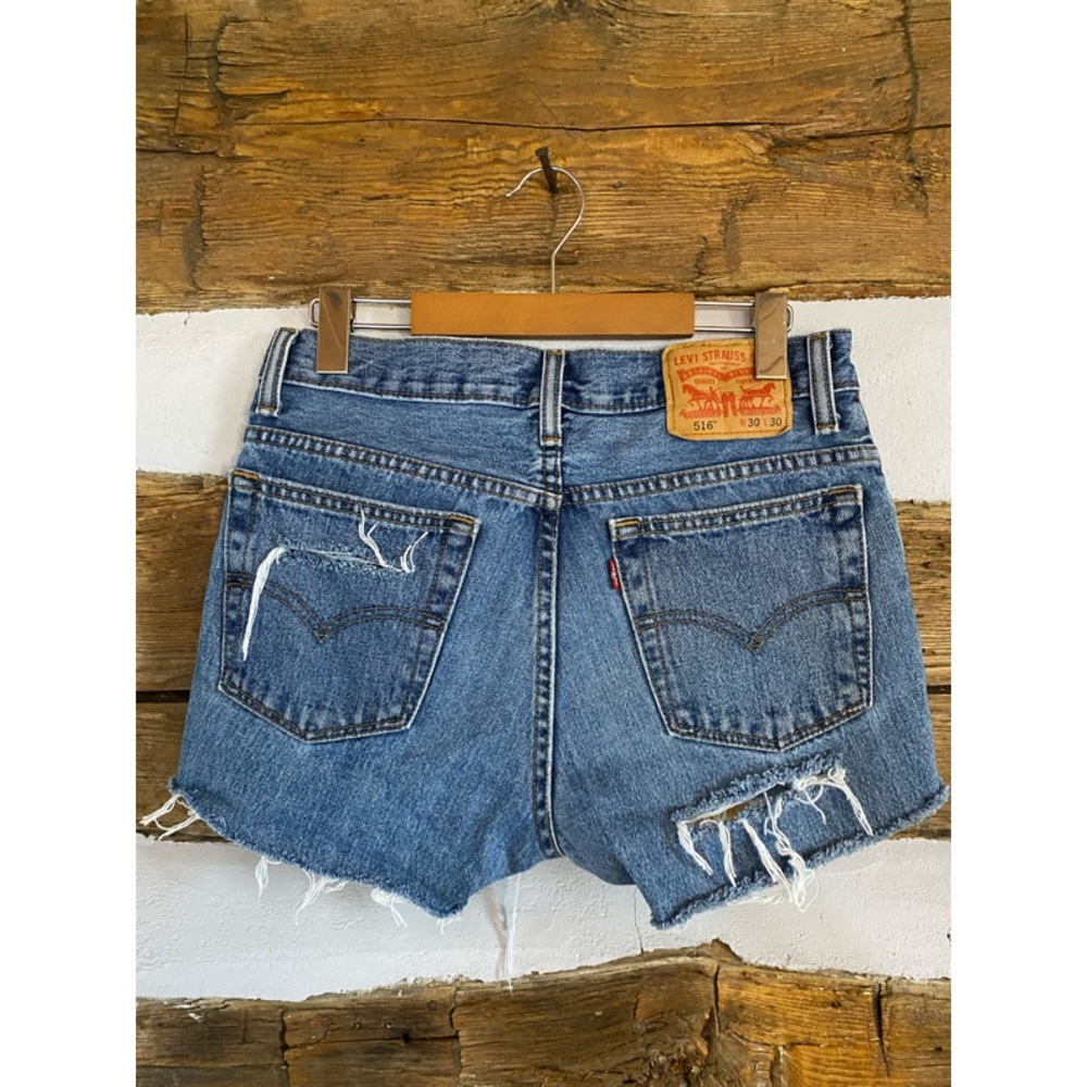 LEVI’S 516 cut off distressed medium blue wash high rise jean shorts size 29